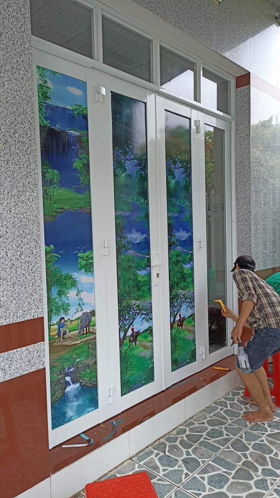 Dán decal tranh màu cửa kính tại Trà Vinh